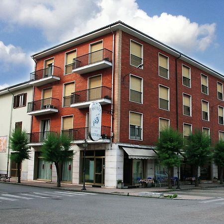 Hotel Ristorante Vittoria Santhià Buitenkant foto