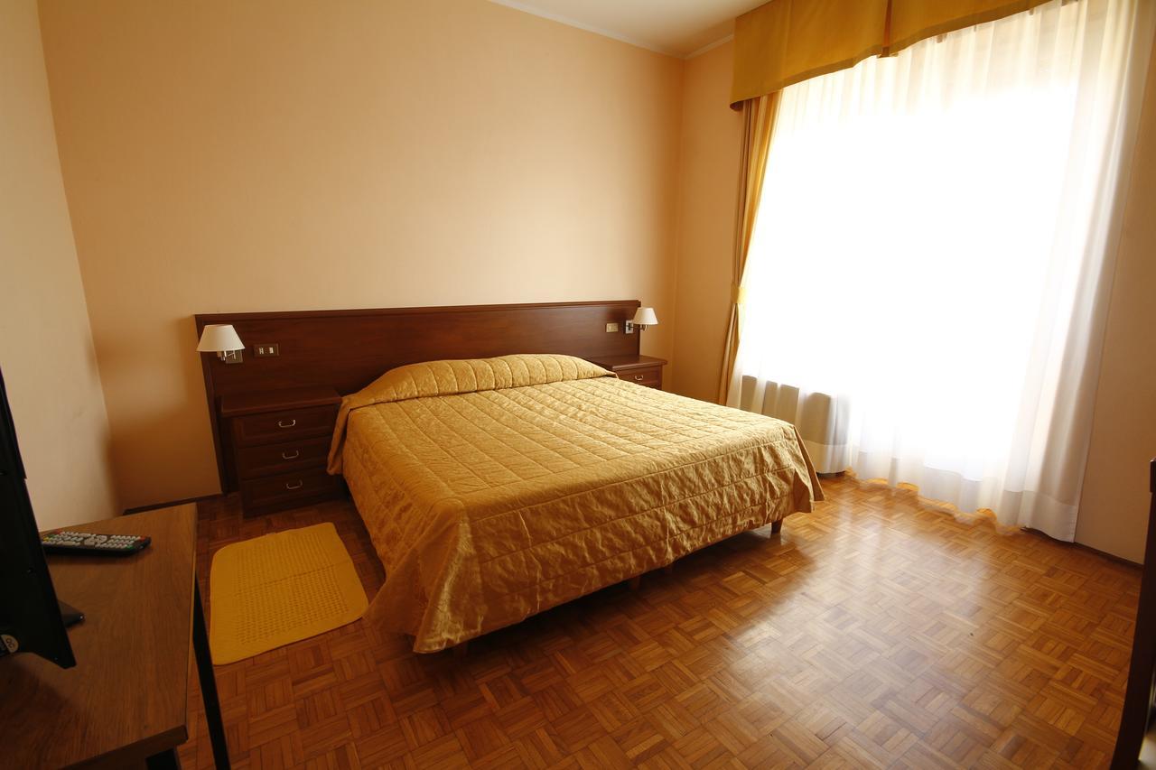 Hotel Ristorante Vittoria Santhià Buitenkant foto
