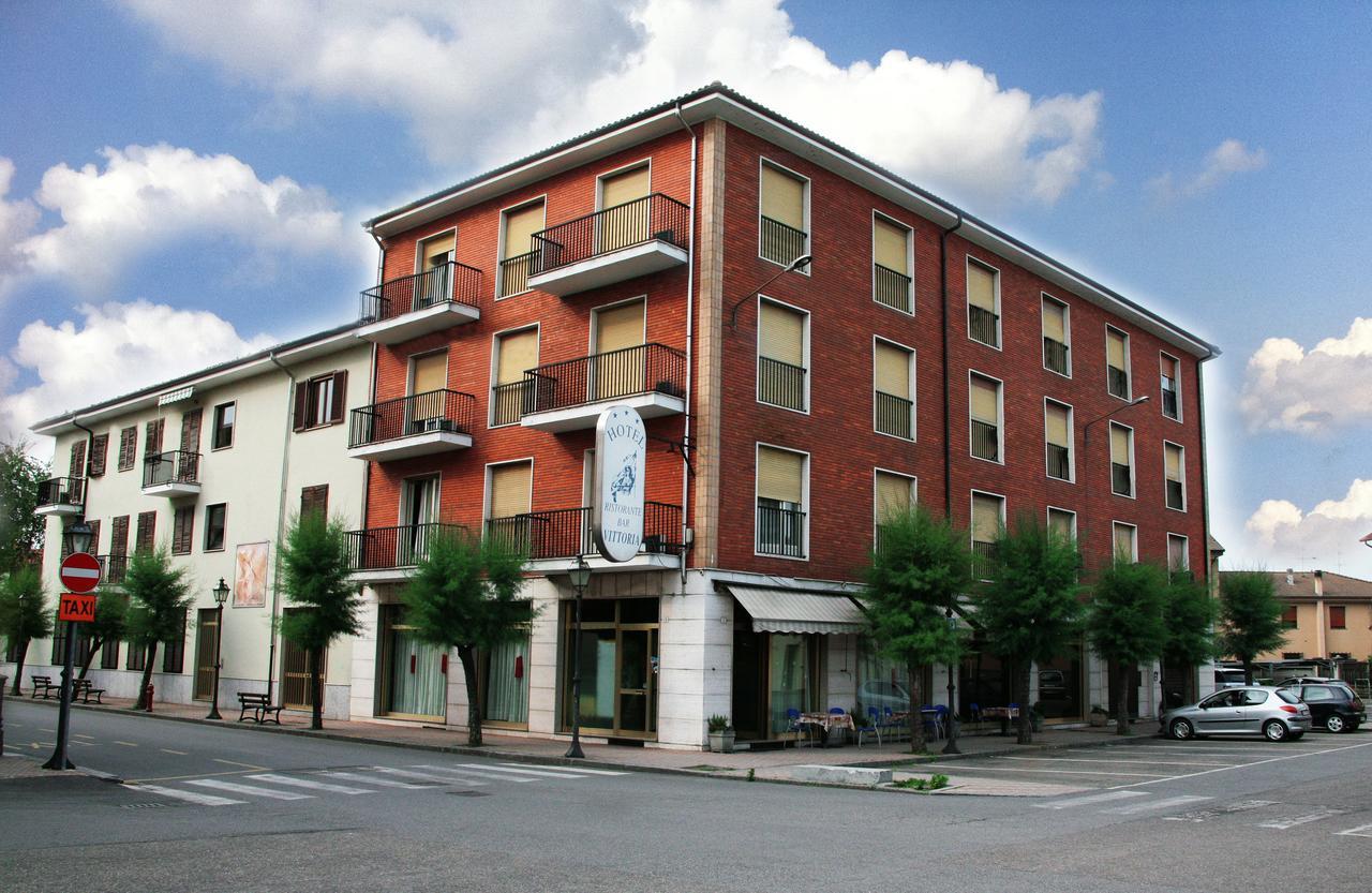 Hotel Ristorante Vittoria Santhià Buitenkant foto