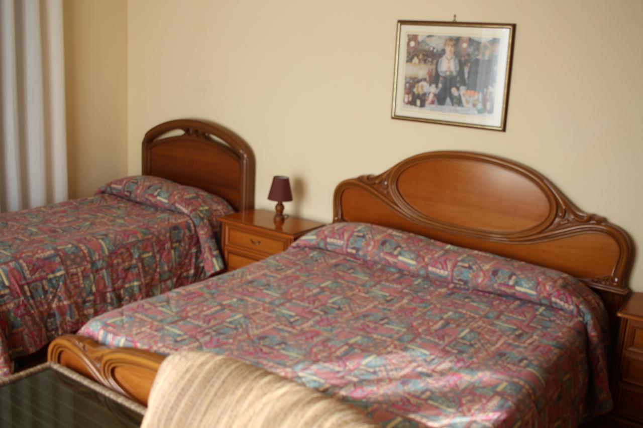 Hotel Ristorante Vittoria Santhià Buitenkant foto