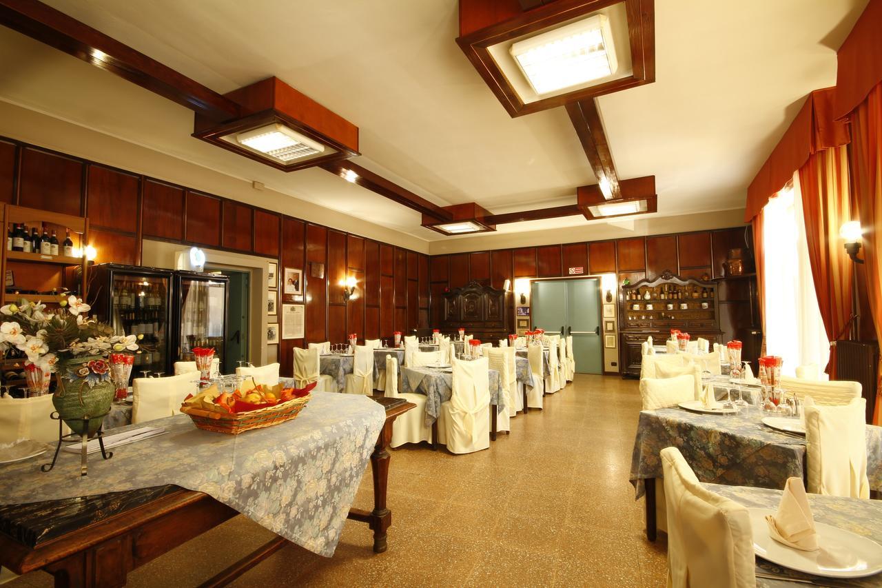 Hotel Ristorante Vittoria Santhià Buitenkant foto