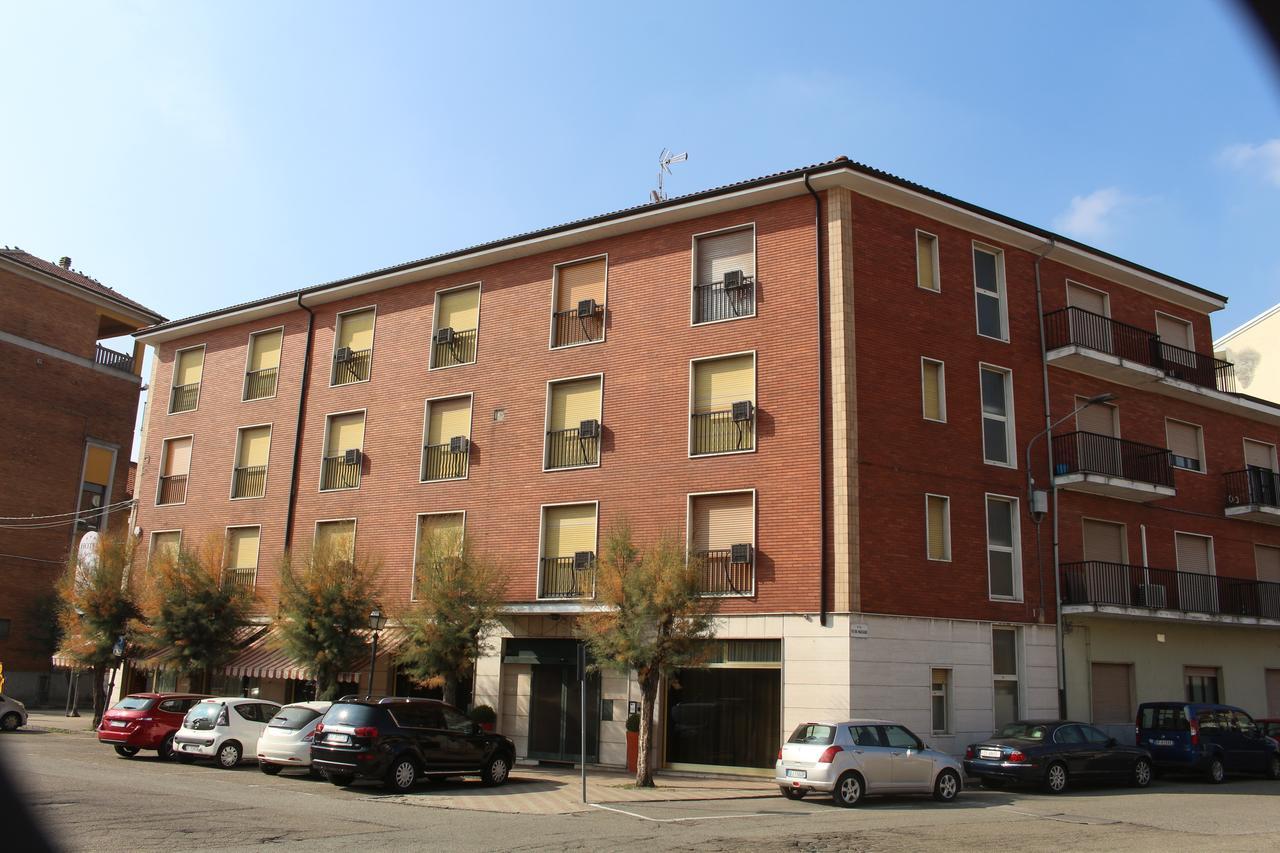 Hotel Ristorante Vittoria Santhià Buitenkant foto