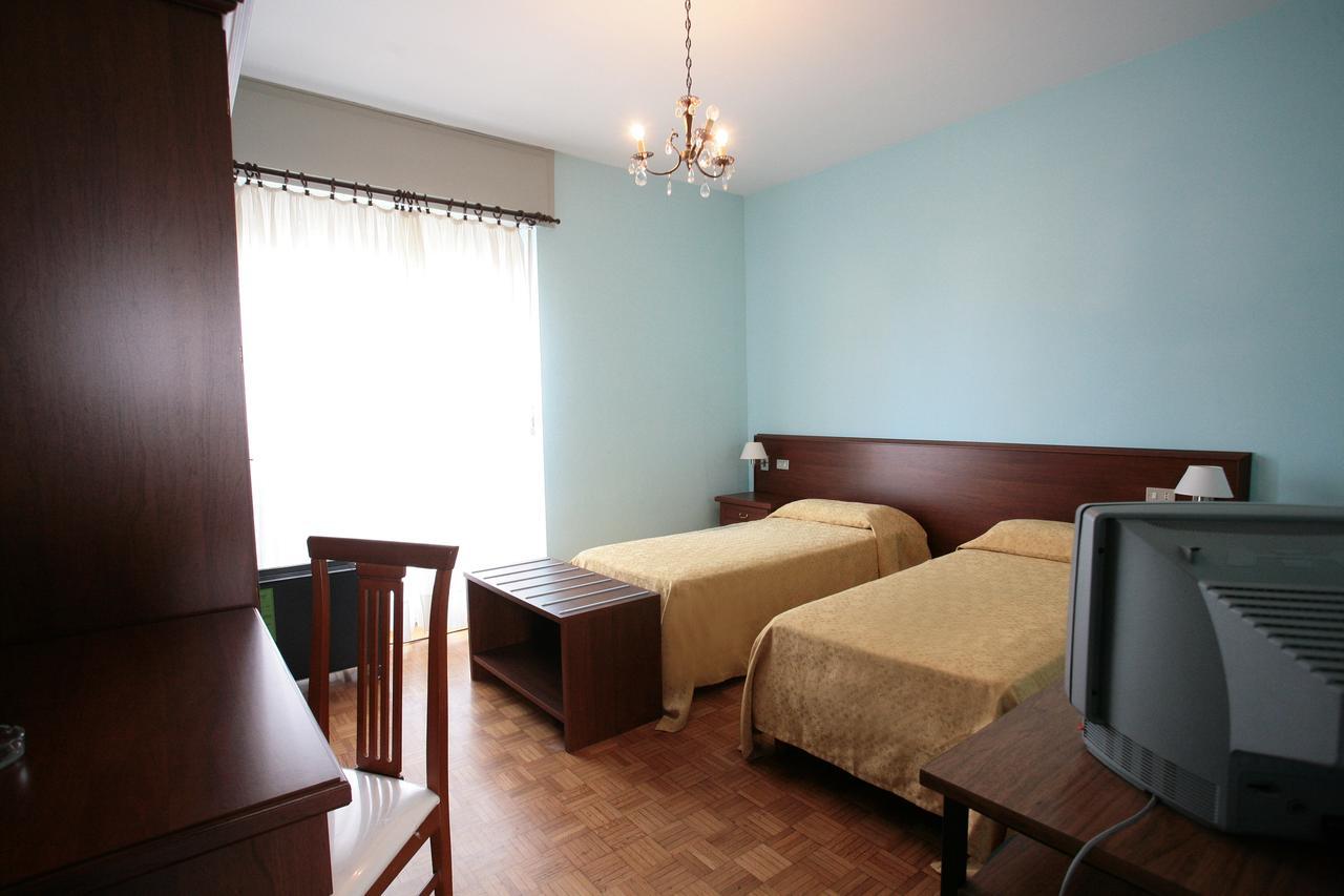 Hotel Ristorante Vittoria Santhià Buitenkant foto