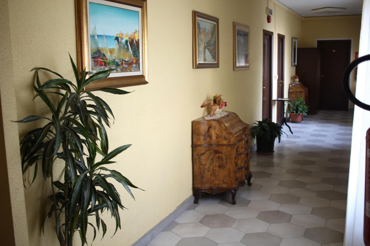 Hotel Ristorante Vittoria Santhià Buitenkant foto