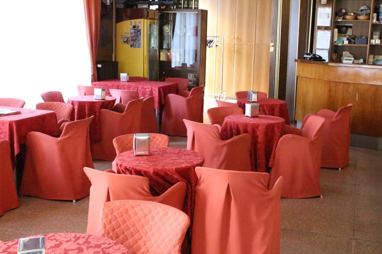 Hotel Ristorante Vittoria Santhià Buitenkant foto