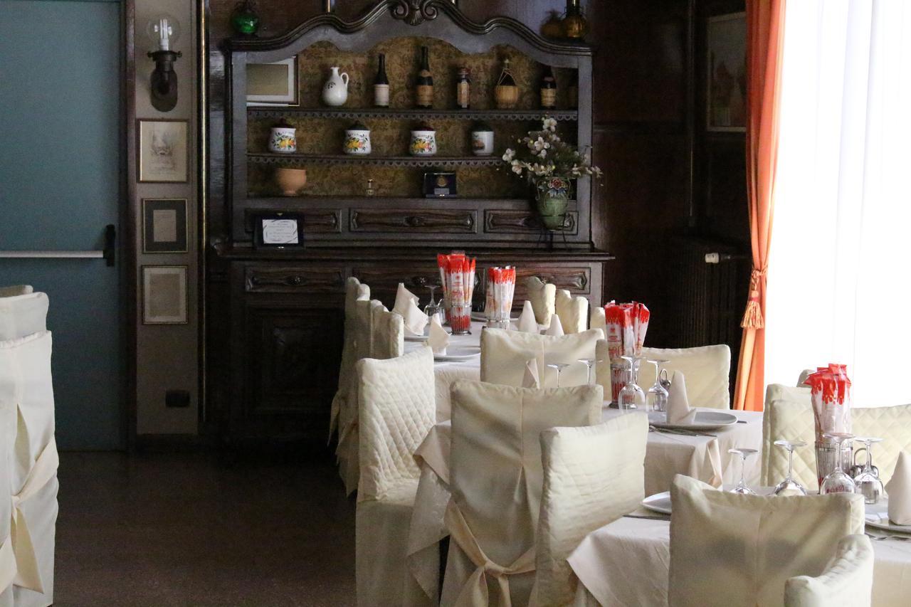 Hotel Ristorante Vittoria Santhià Buitenkant foto