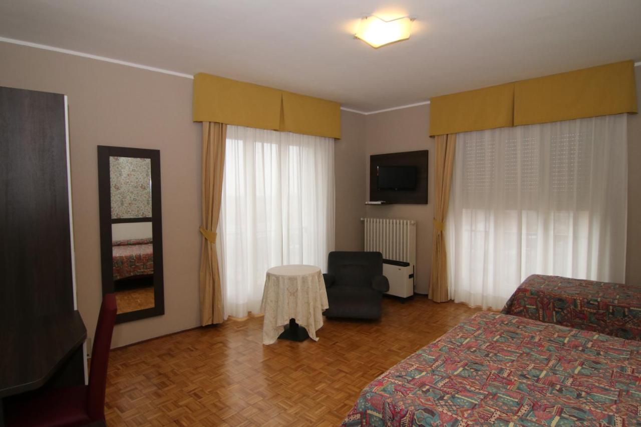 Hotel Ristorante Vittoria Santhià Buitenkant foto