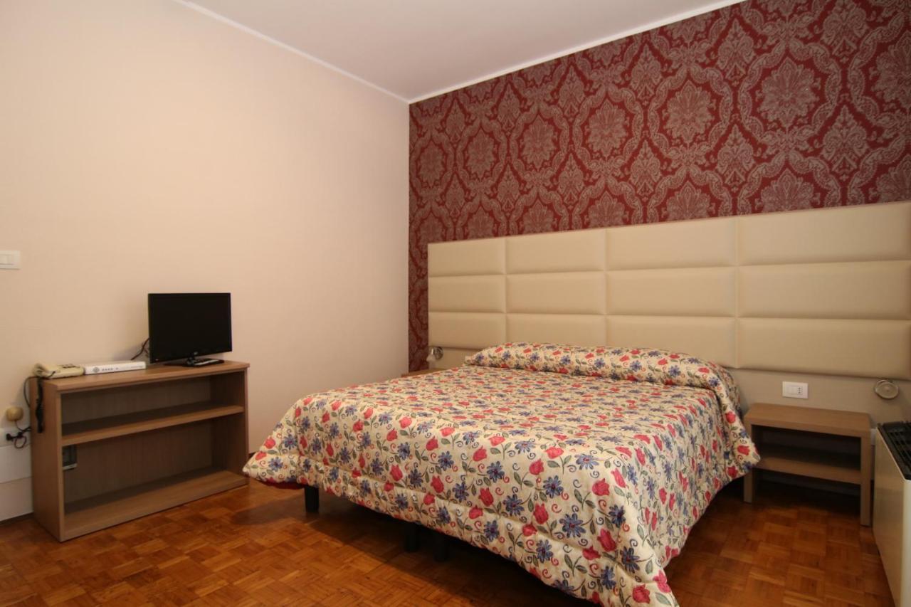 Hotel Ristorante Vittoria Santhià Buitenkant foto