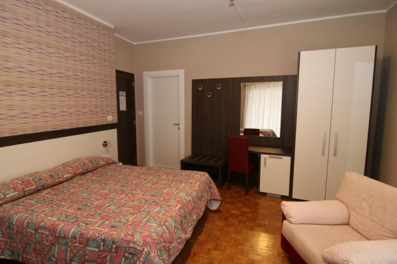 Hotel Ristorante Vittoria Santhià Buitenkant foto