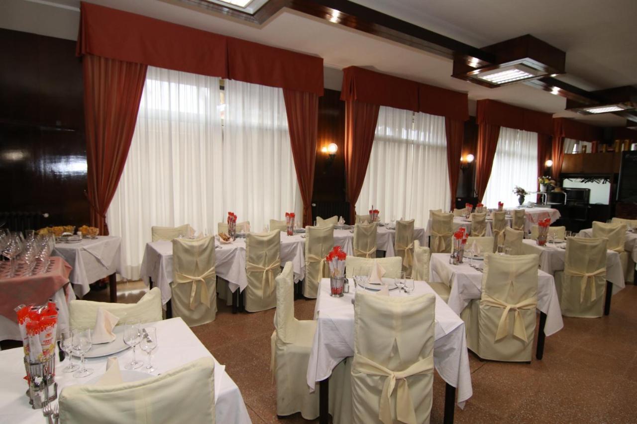 Hotel Ristorante Vittoria Santhià Buitenkant foto