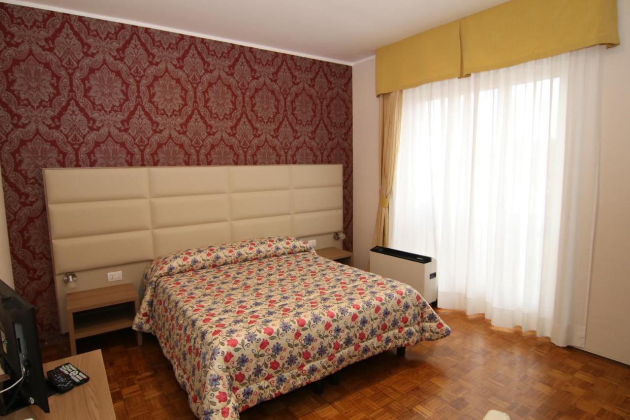 Hotel Ristorante Vittoria Santhià Buitenkant foto