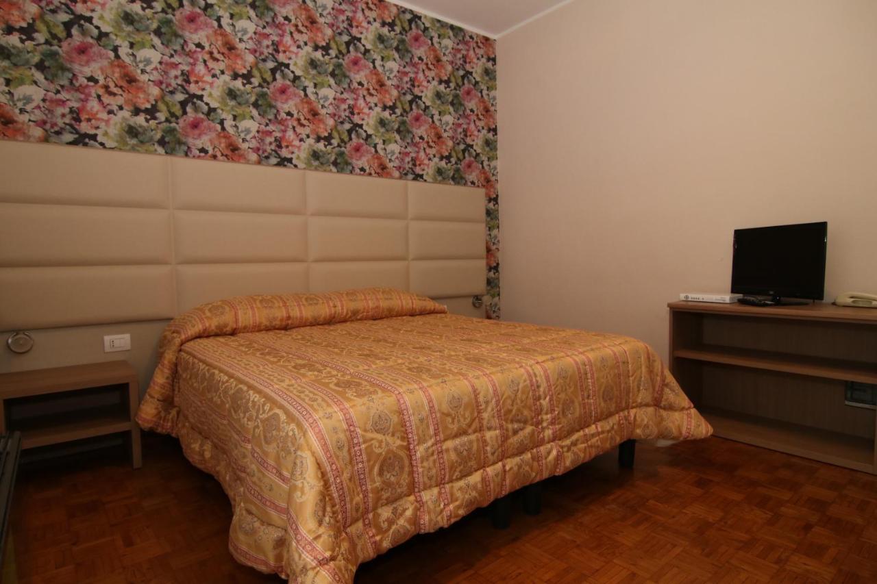 Hotel Ristorante Vittoria Santhià Buitenkant foto