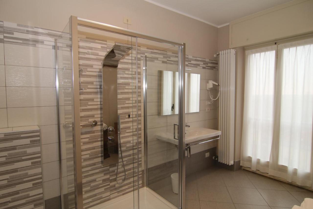Hotel Ristorante Vittoria Santhià Buitenkant foto