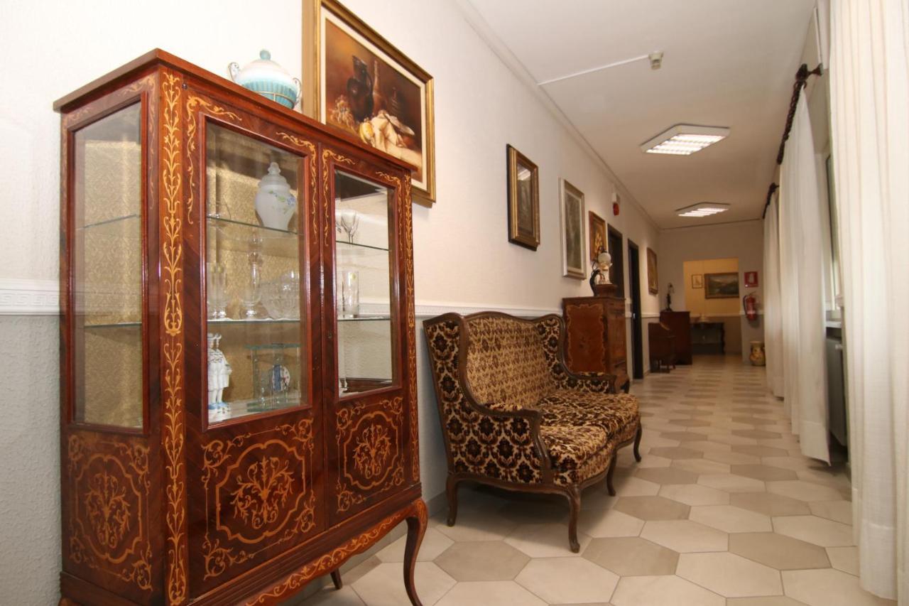 Hotel Ristorante Vittoria Santhià Buitenkant foto