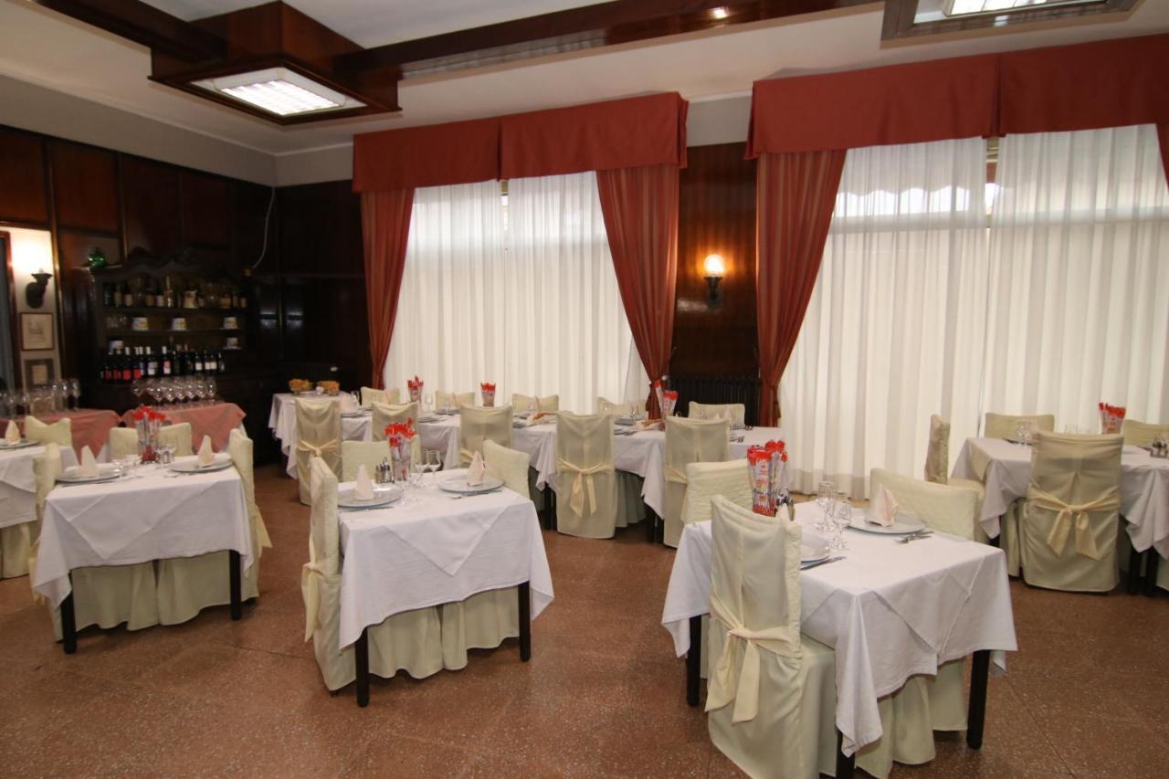Hotel Ristorante Vittoria Santhià Buitenkant foto